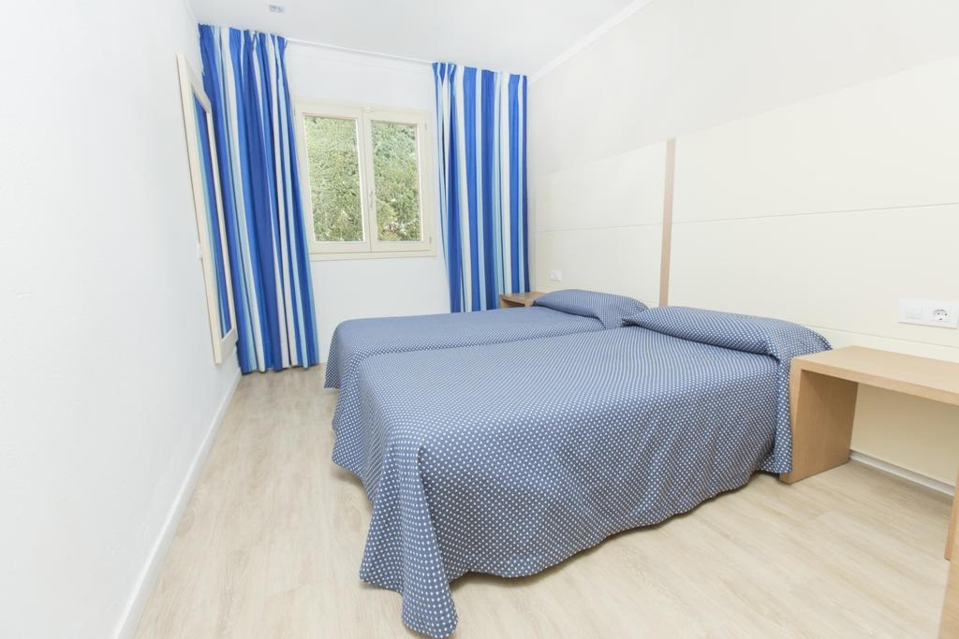 Flora Aparthotel 3*