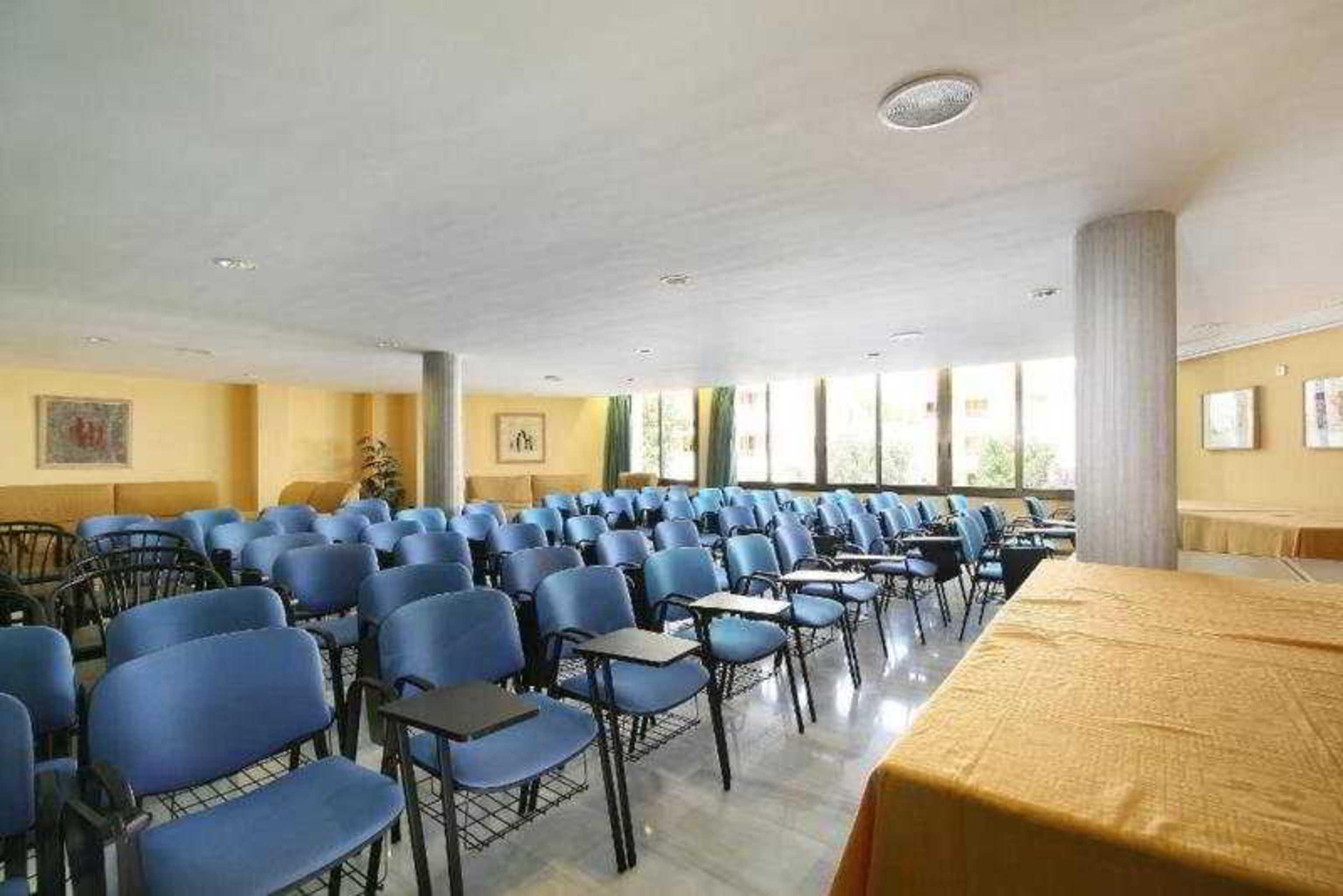 Flora Aparthotel 3*