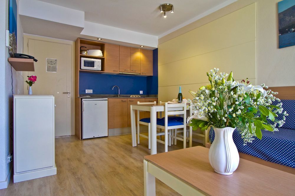 Flora Aparthotel 3*